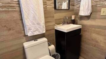 SĂšche-cheveux, serviettes fournies, savon, papier toilette