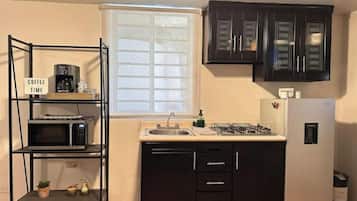 Geladeira, micro-ondas, cooktop, cafeteira/chaleira