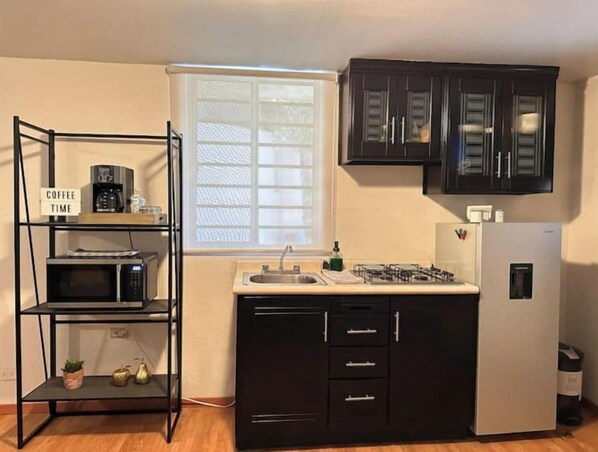 Réfrigérateur, micro-ondes, plaque de cuisson, cafetière/bouilloire