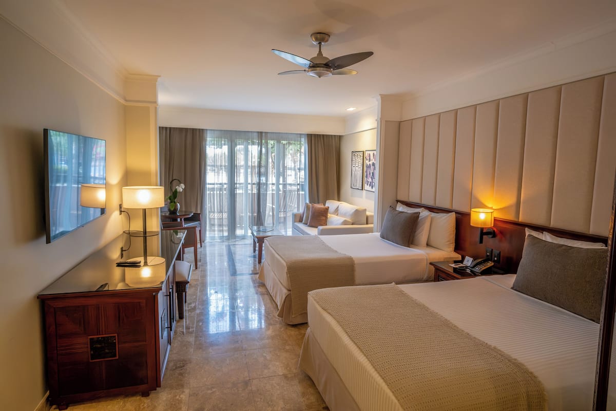 Signature Level Junior Suite | Minibar, individually decorated, individually furnished
