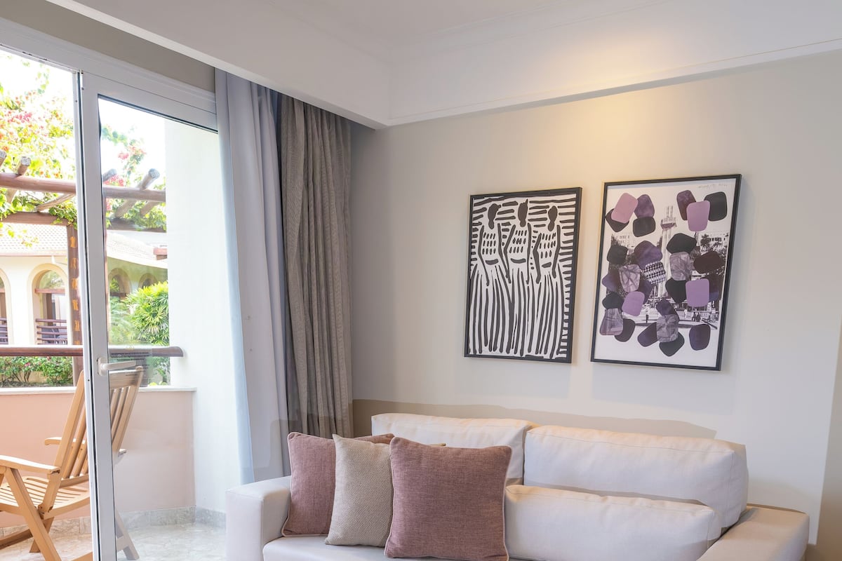 Signature Level Junior Suite | Minibar, individually decorated, individually furnished