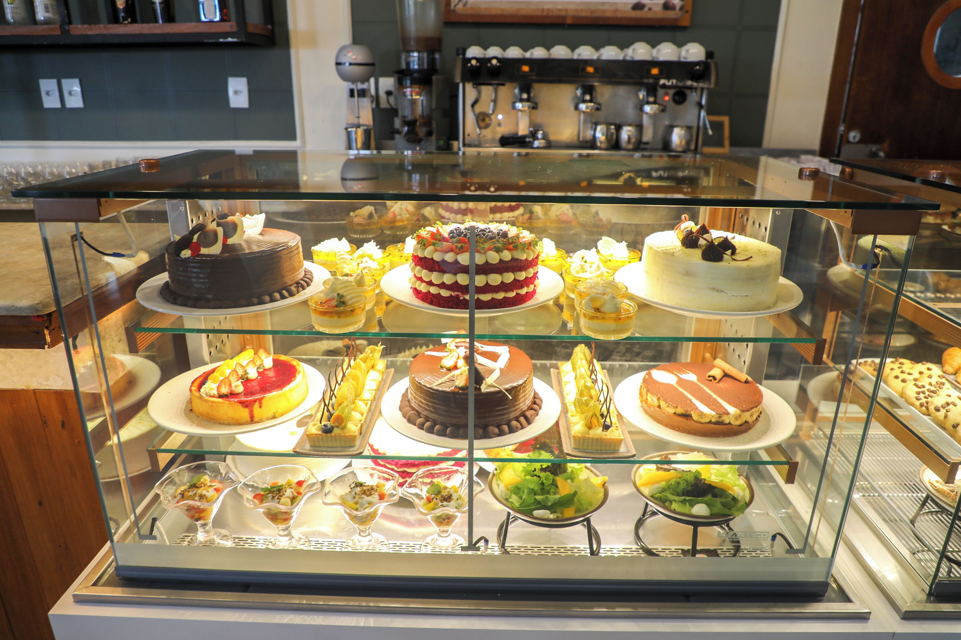 Una vetrina con diversi dolci e pasticcini.