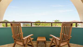 Signature Level Junior Suite Pool Access | Balcony