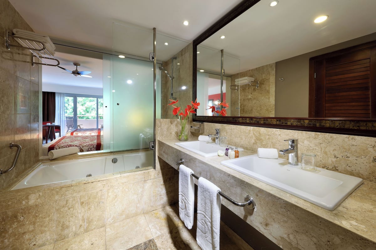 Signature Level Junior Suite | Bathroom | Combined shower/bathtub, hair dryer, bathrobes, slippers