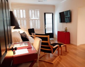 Smart TV - The 007 Flat - Posh Downtown Condo in Bloody Brilliant Location (Morganton)