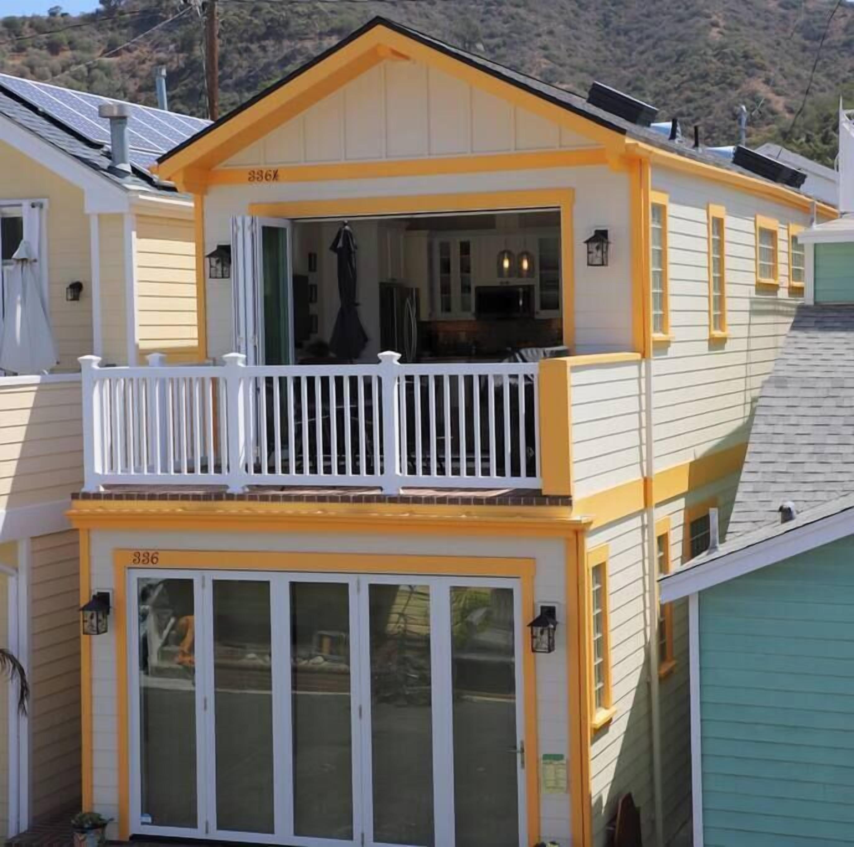 Cozy Oasis ~ Private Balcony & BBQ: 2 Min to Beach