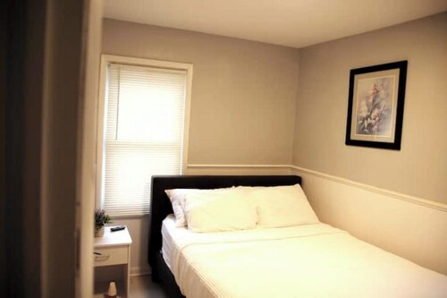 Newly Renovated Charming Family-Friendly Retreat in Harper Woods: