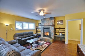 Smart TV y chimenea 