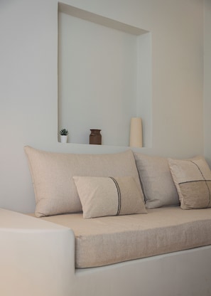 Comfort Suite | Living area | 43-inch Smart TV with digital channels, TV, Netflix - Kythea Suites Kythnos (Kithnos)