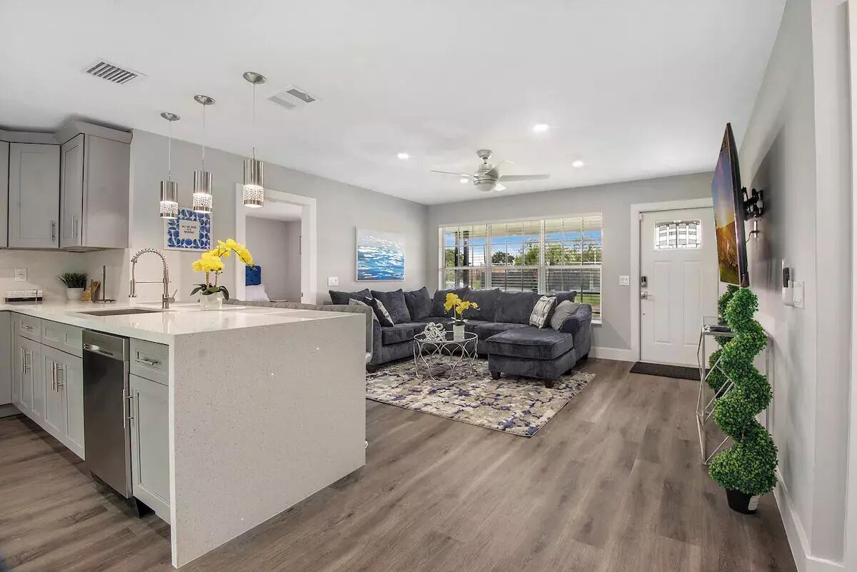 Modern Getaway Near The Beach With Room For A Boat - North Palm Beach, FL
