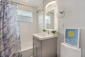 Douche, sèche-cheveux, serviettes fournies, savon