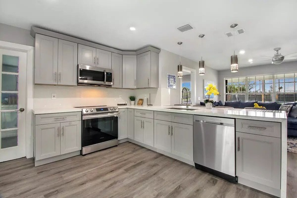 Kühlschrank, Mikrowelle, Ofen, Herdplatte