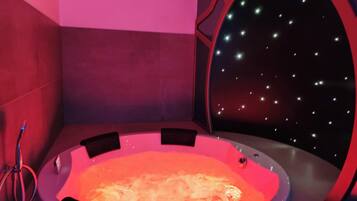 Kamar Desain, Bebas Asap Rokok, hot tub | Kamar mandi | Pengering rambut, jubah mandi, sandal, dan handuk