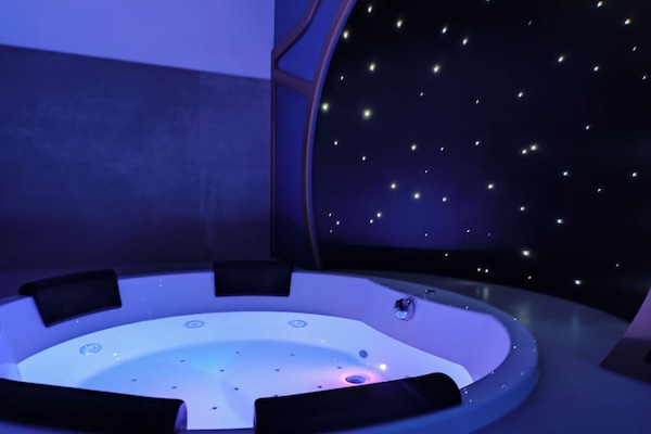 Design-Zimmer, Nichtraucher, Whirlpool | Badezimmer | Haartrockner, Bademäntel, Hausschuhe, Handtücher