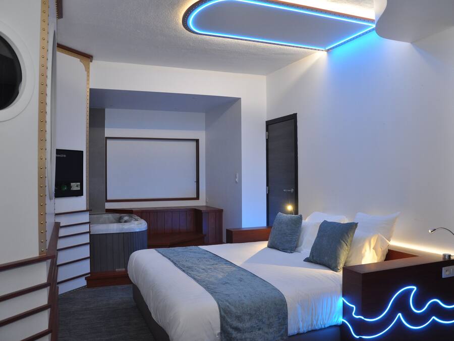 Kamar Grand, Bebas Asap Rokok, hot tub | 1 kamar tidur, isi minibar gratis, brankas, dan didekorasi berbeda-beda