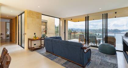 Stunning House with unbeatable view in Guatapé in front of the lake