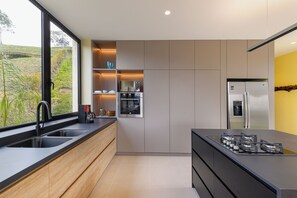 Fridge, oven, stovetop, coffee/tea maker