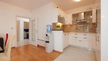 Apartamento Confort | Cocina privada | Frigorífico grande, microondas, horno y placa de cocina