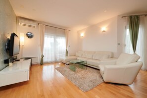 Comfort Apartment | Television - Apartment Tramontana with sea view (Trogir)