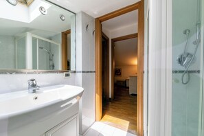 Vila Basic | Kamar mandi | Shower, kloset, handuk, dan sabun
