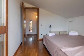 Vila Basic | 4 kamar tidur, seprai premium, busa memori, dan meja kerja