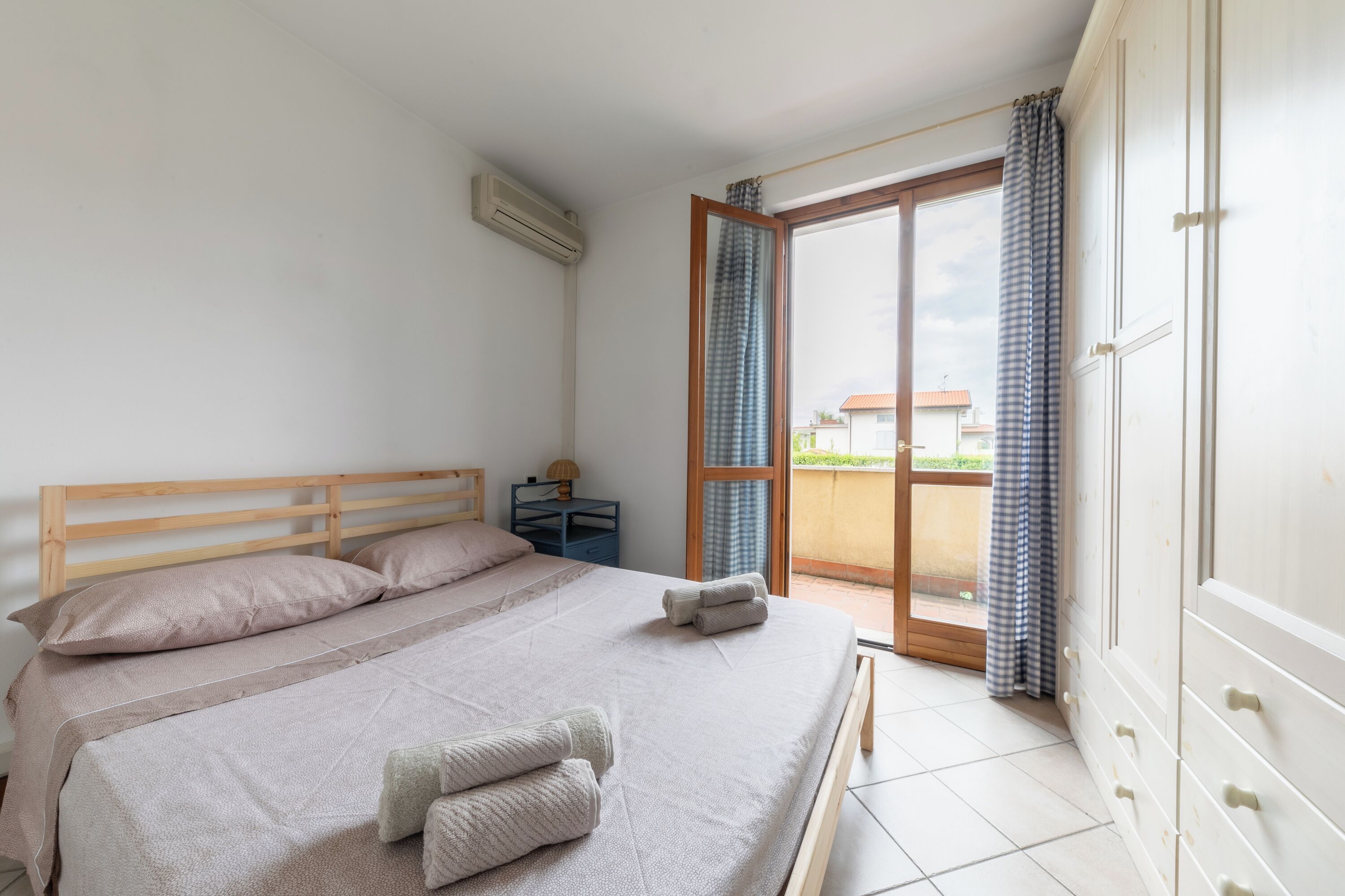 Vila Basic | 4 kamar tidur, seprai premium, busa memori, dan meja kerja