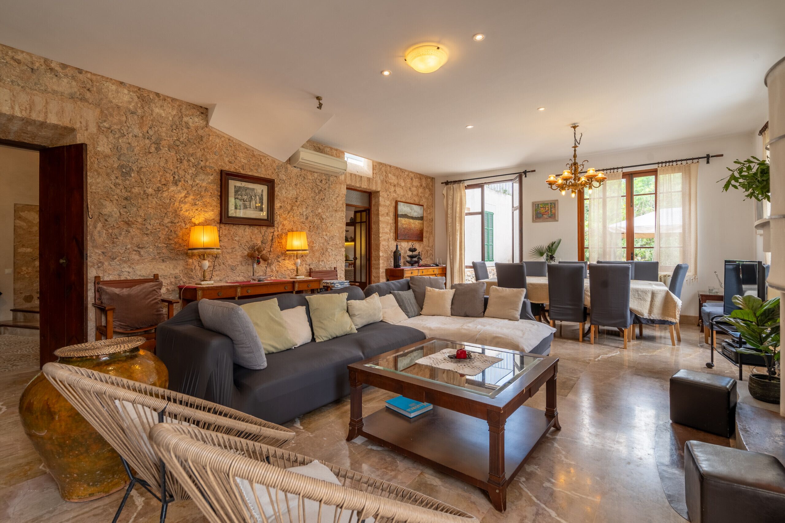 TV connectée, cheminée, table de tennis de table