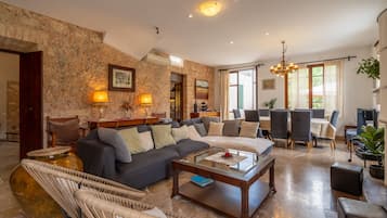 TV connectée, cheminée, table de tennis de table