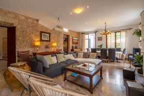 Älytelevisio, takka, pöytätennispöytä