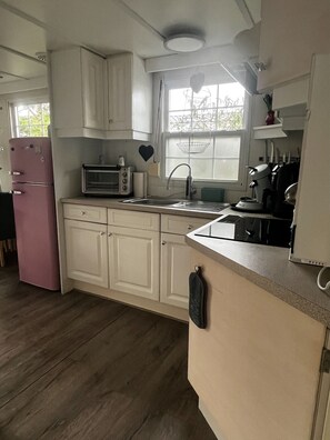 Een koelkast, een magnetron, een oven, een kookplaat