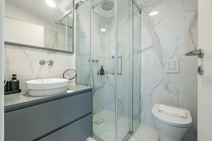Dusche, Haartrockner, Handtücher