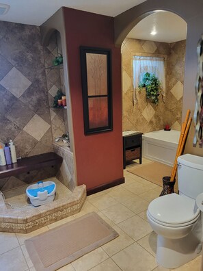 Shower, jetted bath, hair dryer, towels - Family Friendly Home near Bear Lake (Bloomington)