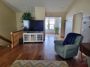 Smart TV, chimenea, videojuegos y futbolito