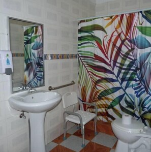 Een douche, zeep, toiletpapier
