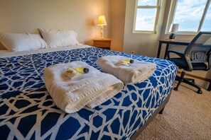 5 habitaciones, escritorio y tabla de planchar con plancha 