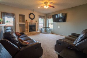 Smart TV, chimenea y oficina 