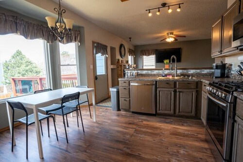 City Center Chalet 💦Hot Tub 🔥Pit 🏔Slide - 10min➜USAFA