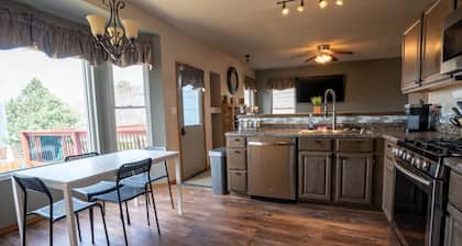City Center Chalet 💦Hot Tub 🔥Pit 🏔Slide - 10min➜USAFA