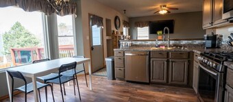 City Center Chalet 💦Hot Tub 🔥Pit 🏔Slide - 10min➜USAFA