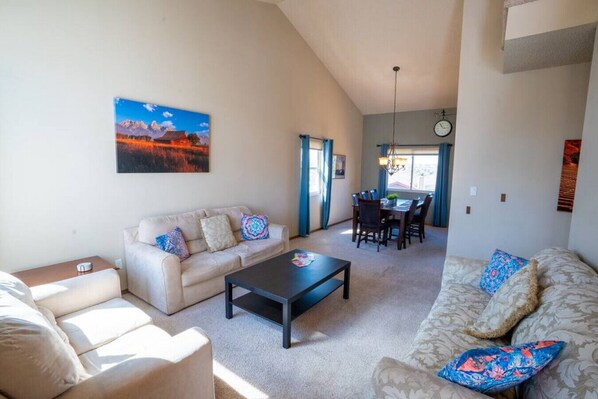 Smart TV, chimenea y oficina 