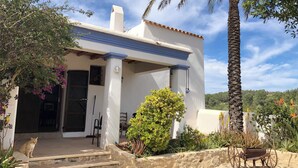 A white building with blue trim, a stone staircase, and a palm tree. - Can Bonet de Baix Está Situada en el Centro de la Isla y Tiene Vistas al Campo (IB)