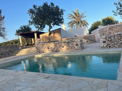 Can Bonet de Baix Está Situada en el Centro de la Isla y Tiene Vistas al Campo