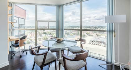 Penthouse in heart of King West | Free Parking!