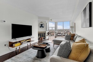 Een smart-tv, een open haard en een computerscherm