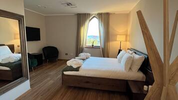 行政套房 | 1 多间卧室、迷你吧、办公桌、免费 WiFi