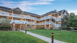 A multi-story hotel with a central courtyard, balconies, and a well-maintained lawn. - Gorgeous Resort in California Wine Country, Windsor! (Windsor)
