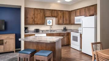 雪櫃、微波爐、焗爐、爐具