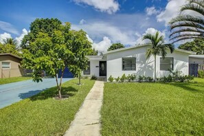 Exterior - 3 Beds 2 Baths Pool Home with Lots of Parking (North Lauderdale)