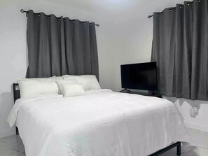 Room - 3 Beds 2 Baths Pool Home with Lots of Parking (North Lauderdale)