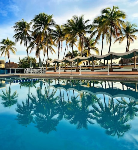 2bd Oceanfront Master Ste OceanView w/balcony, Pool, nearby dining, beach access